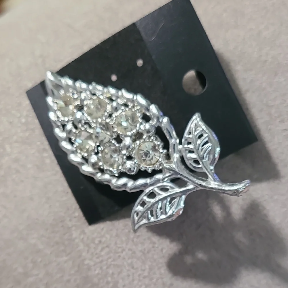 Sparkling Silver Floral‎ Brooch